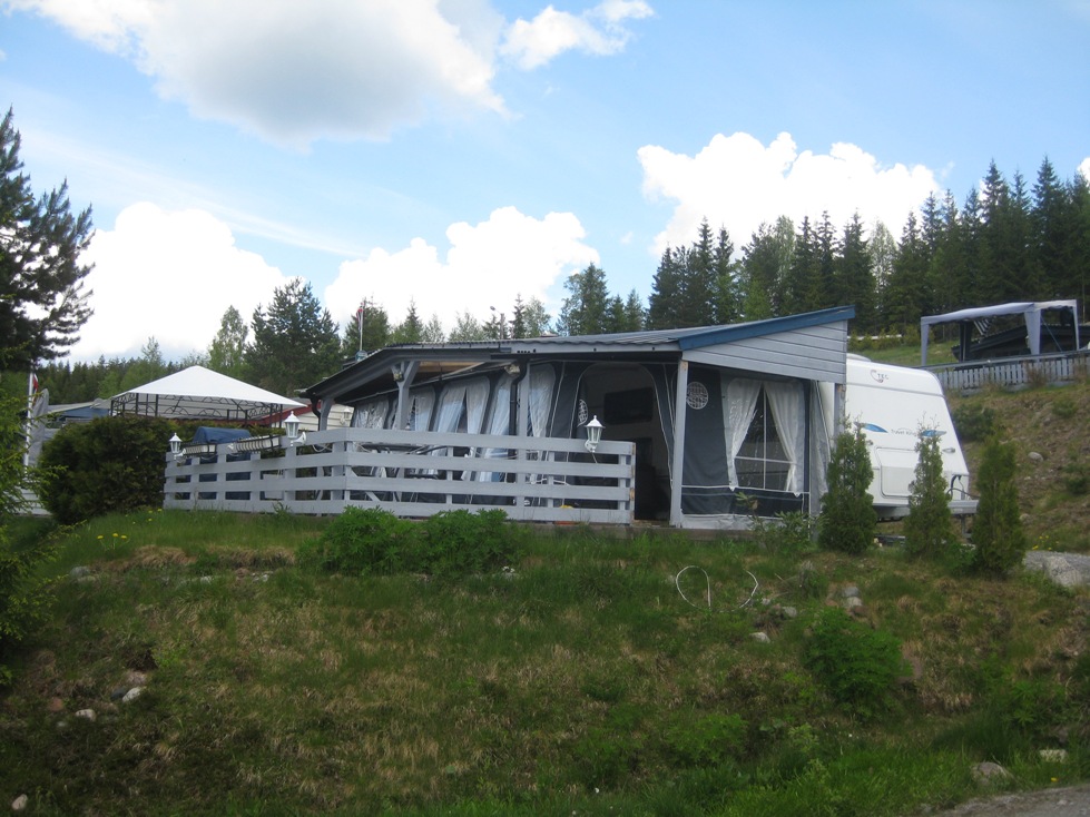 Her er en oversikt over plassen. Vi m� utvide plattingen i front.